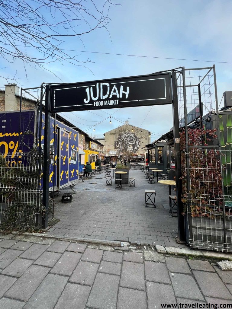 La entrada del Judah Food Market, uno de los mercados de comida callejera más recomendados para comer en Cracovia.