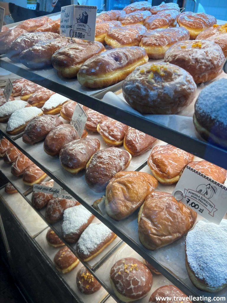 Tienda especializada en Pączki, con rellenos de todo tipo en el aparador. De mermelada, de queso, de kinder bueno...
