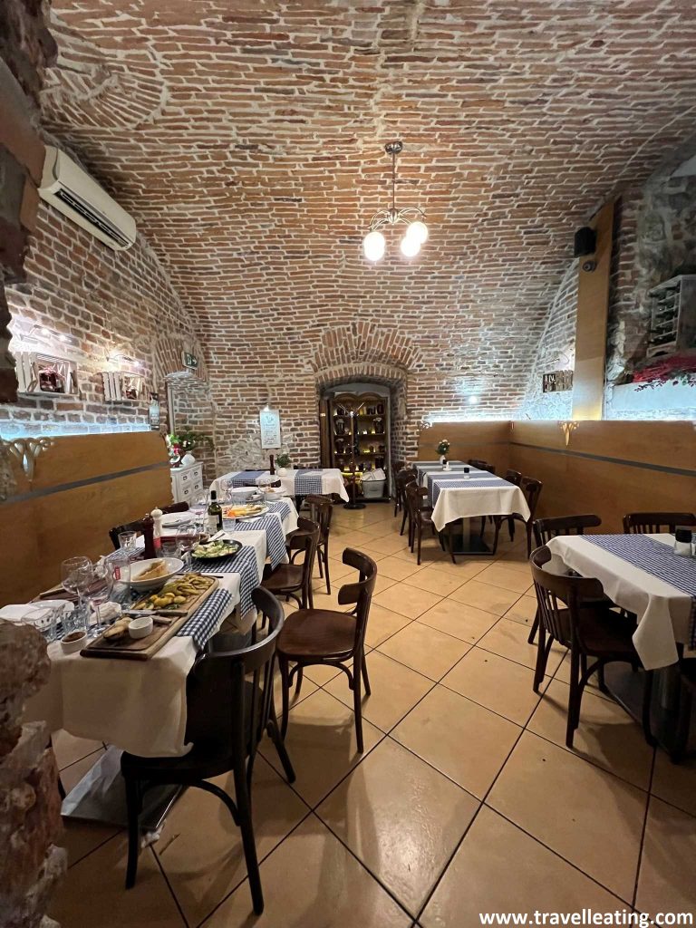 Precioso comedor del restaurante Szalone Widelce, uno de los restaurantes más recomendados de Cracovia para comer.