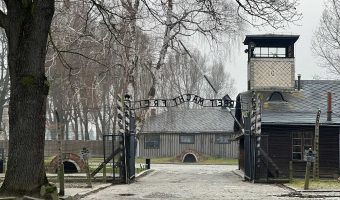 La popular e imponente entrada del centro de concentración de Auschwitz. Uno de los lugares más interesantes y duro de ver y visitar en las afueras de Cracovia.