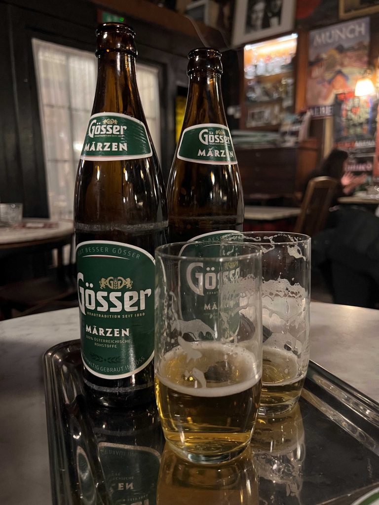 Un par de cervezas austríacas servidas en una cafetería histórica.
