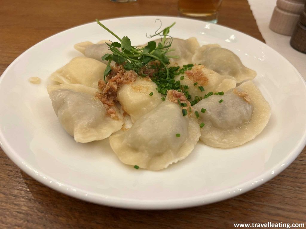 Hay muchísimos restaurantes que tienen pierogis vegetarianos como éstos, de espinacas o de champiñones