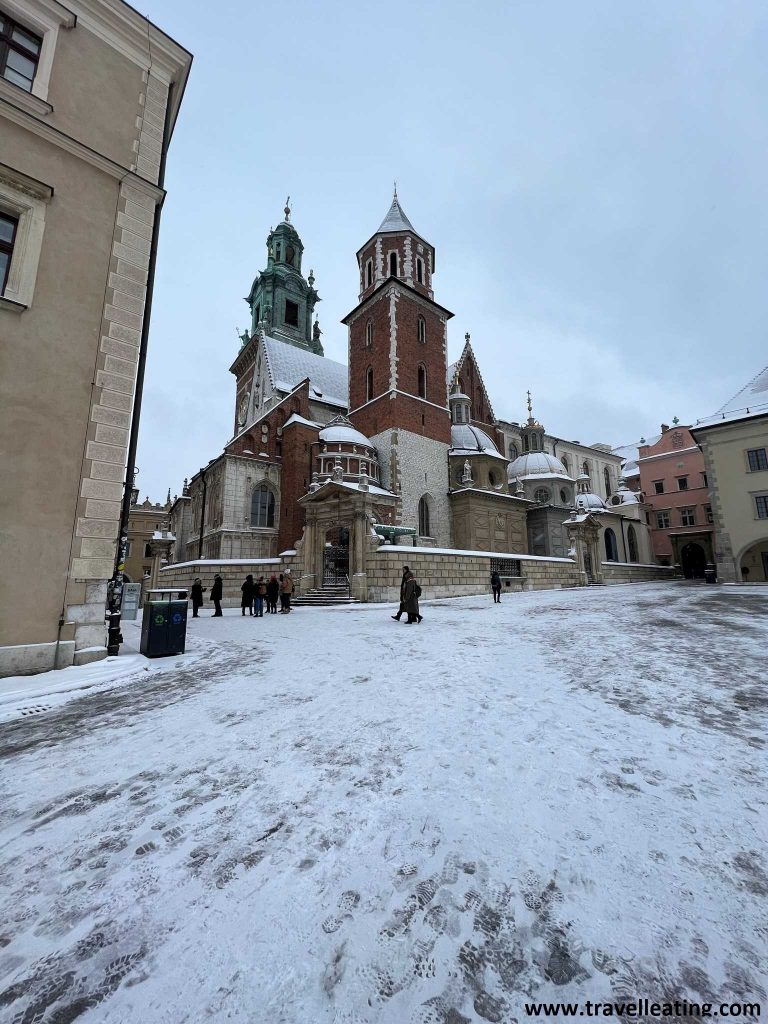 La Catedral de Cracovia o Catedral de Wawel se encuentra en la colina de Wawel, junto al castillo, y es otro de los lugares más importantes que ver en Cracovia.
