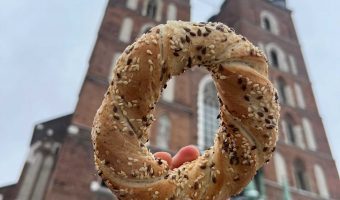 Obwarzanek, el pretzel polaco. Otra receta tradicional de la gastronomía de Polonia. Una especie de pretzel redondo, en forma de anilla, con semillas por encima.