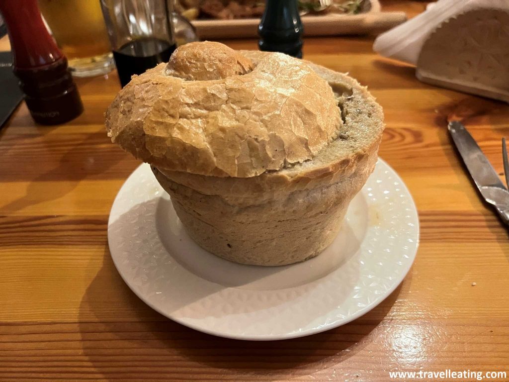 Sopa de champiñones servida dentro de una hogaza de pan, uno de los platos más típicos de la gastronomía de Polonia.