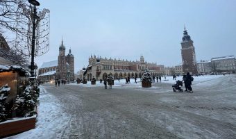 La Plaza del Mercado de Cracovia es uno de los mejores sitios que ver al viajar a Cracovia.