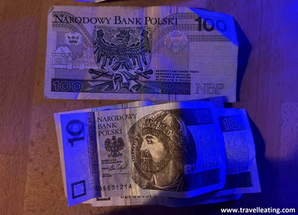 Los billetes de Cracovia son de su moneda polaca, los zloty. En la imagen podemos ver billetes de 10 y 100.