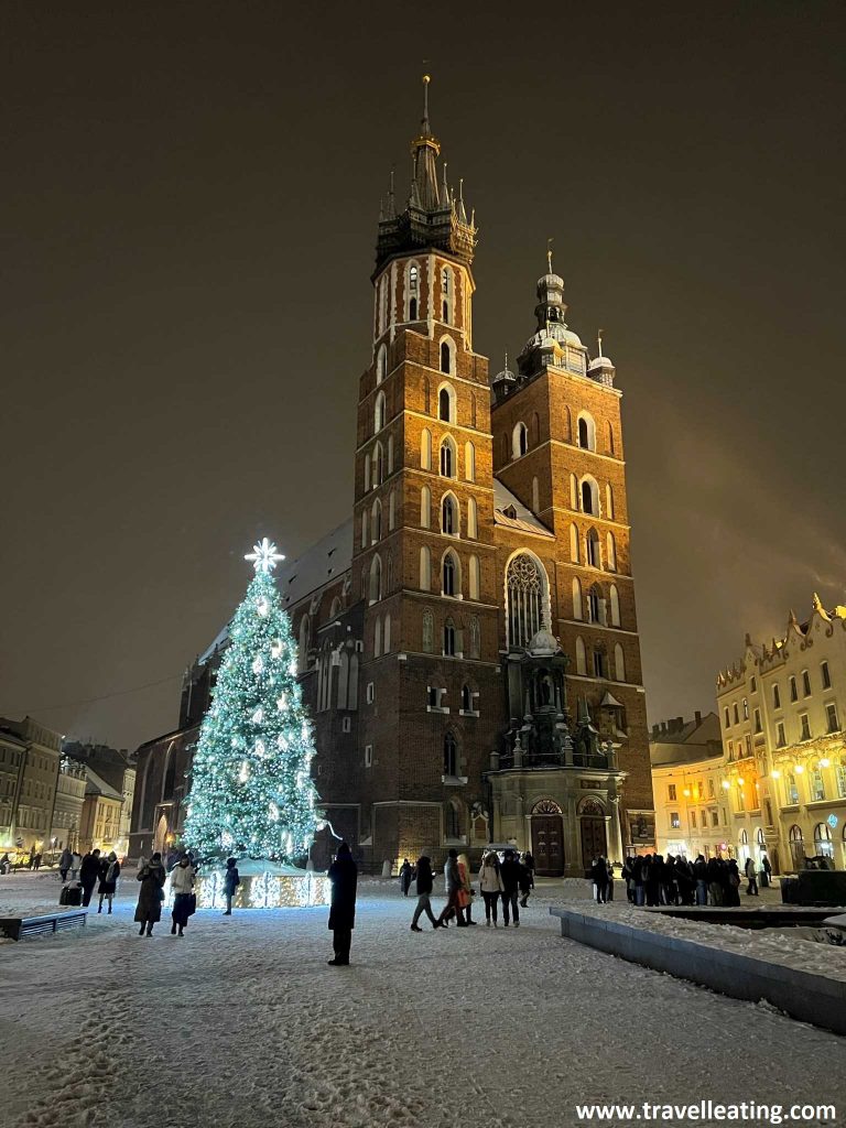 La preciosa Basílica de Santa María iluminada de noche. Uno de los imprescindibles que ver al viajar a Cracovia.