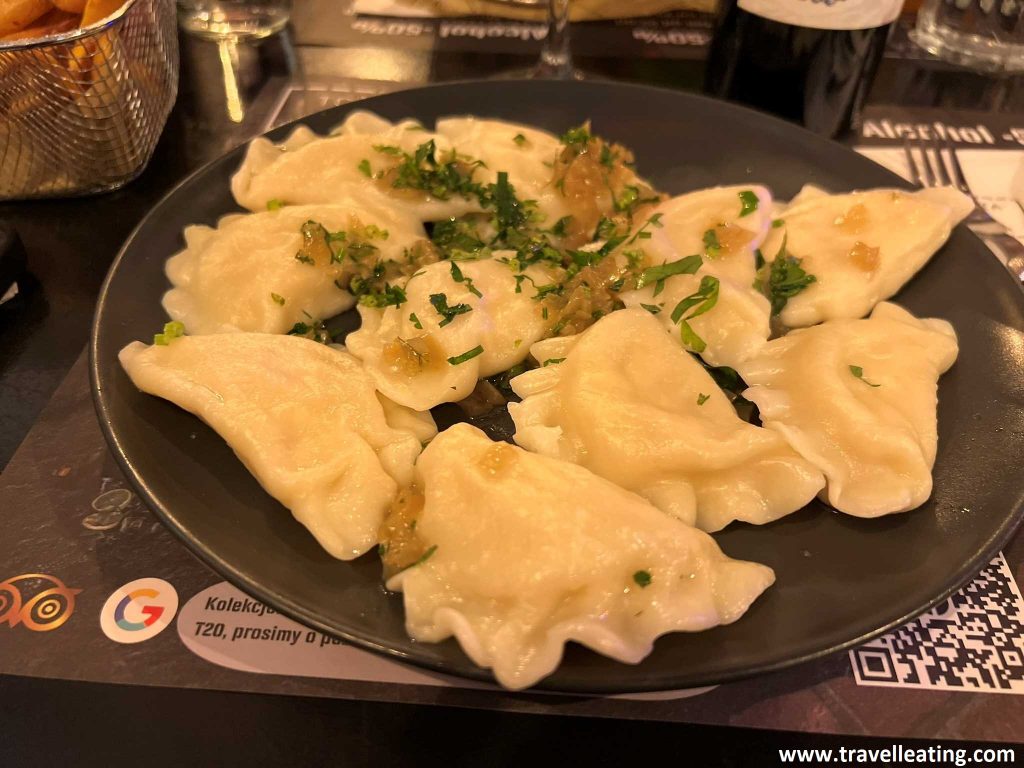Pierogis tradicionales de patata y cebolla, uno de los platos más típicos de la gastronomía de Polonia.