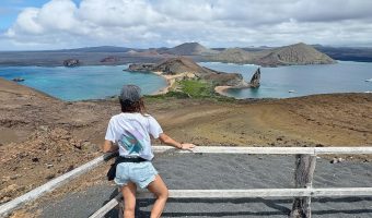 Mirador de la preciosa isla volcánica Bartolome, uno de los tours más recomendables para hacer si planeas viajar a las Islas Galápagos.