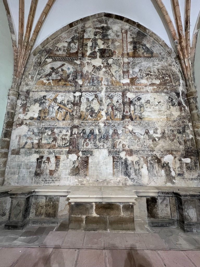 El impresionante fresco de la iglesia de Biañez.