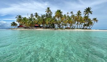 Isla Pelícano es una de las islas más populares y bonitas de San Blas (Guna Yala). Muy recomendable de incluir en una ruta al viajar a Panamá.