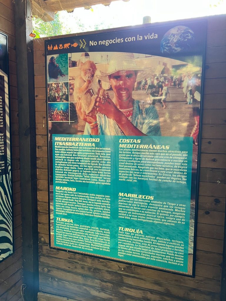 Cartel divulgativo sobre las problemáticas relacionadas con el macaco de berbería: el uso de éstos en el turismo y el comercio ilegal.