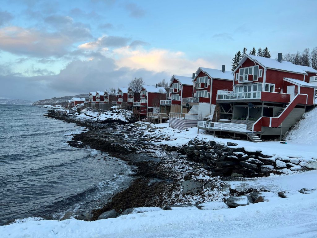 Malangen Resort un alojamiento frente a un fiordo que os recomendamos tener en cuenta al viajar a Tromso por la experiencia que os ofrece.
