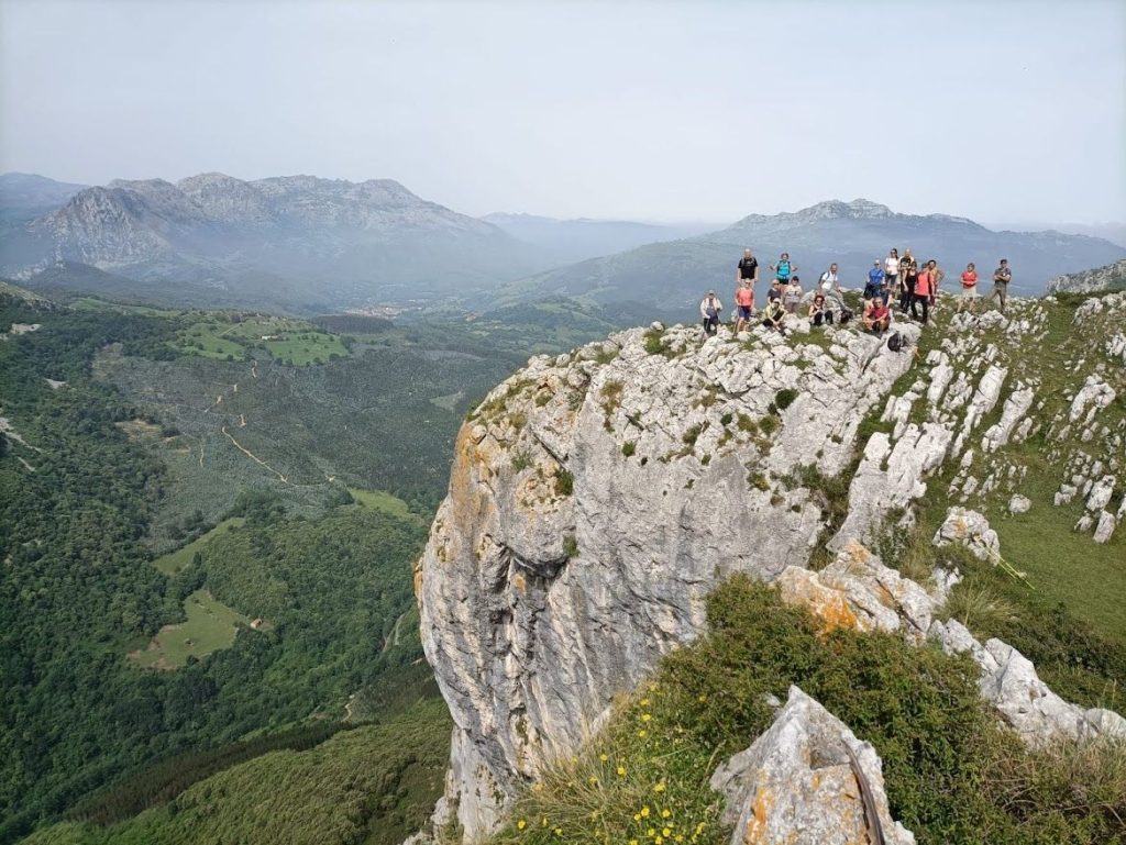El mirador del Mirón es una de las rutas más populares y recomendadas en esta zona. Uno de los imprescindibles que ver y hacer en el Valle de Carranza.