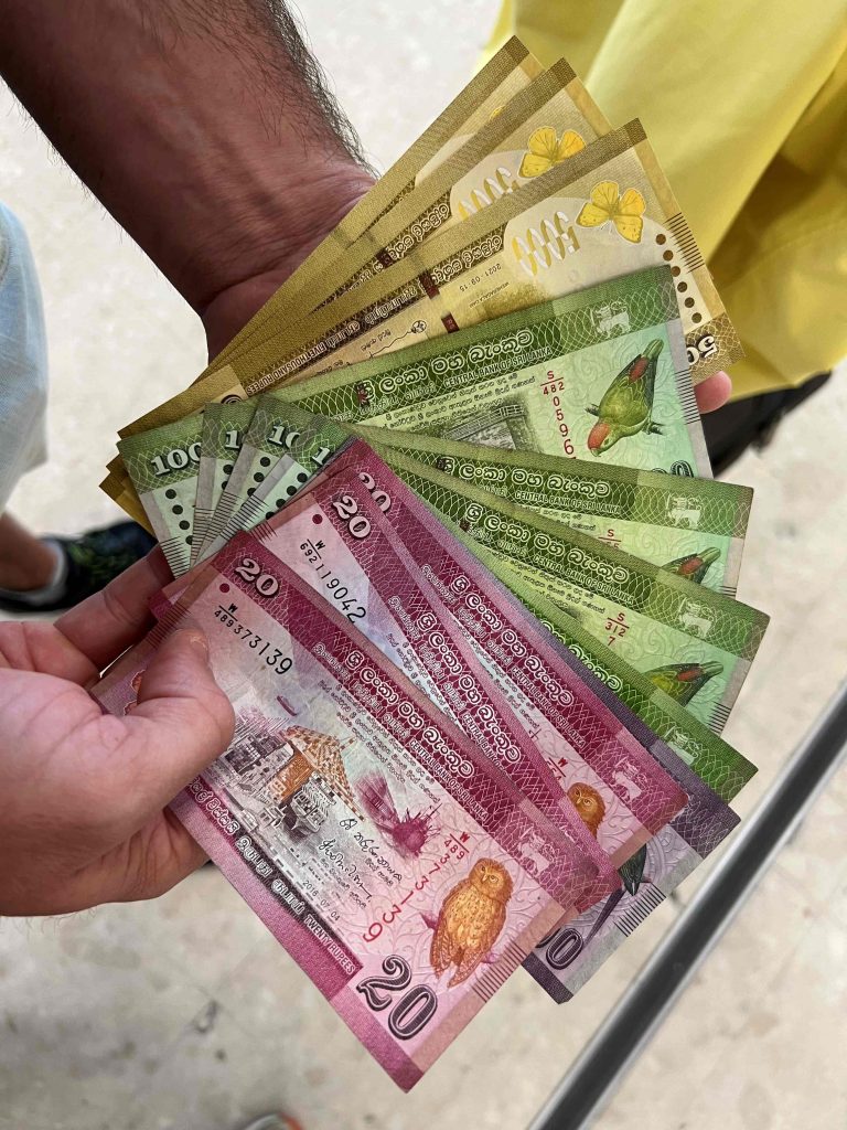 Billetes de diferente tipo que se corresponden a 20, 50 y 100 rupias de Sri Lanka.