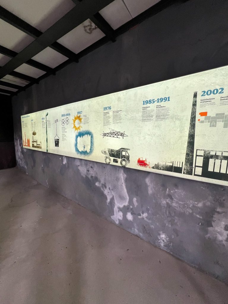 Paneles informativos sobre la historia de la antigua Fábrica de Dolomitas de Carranza