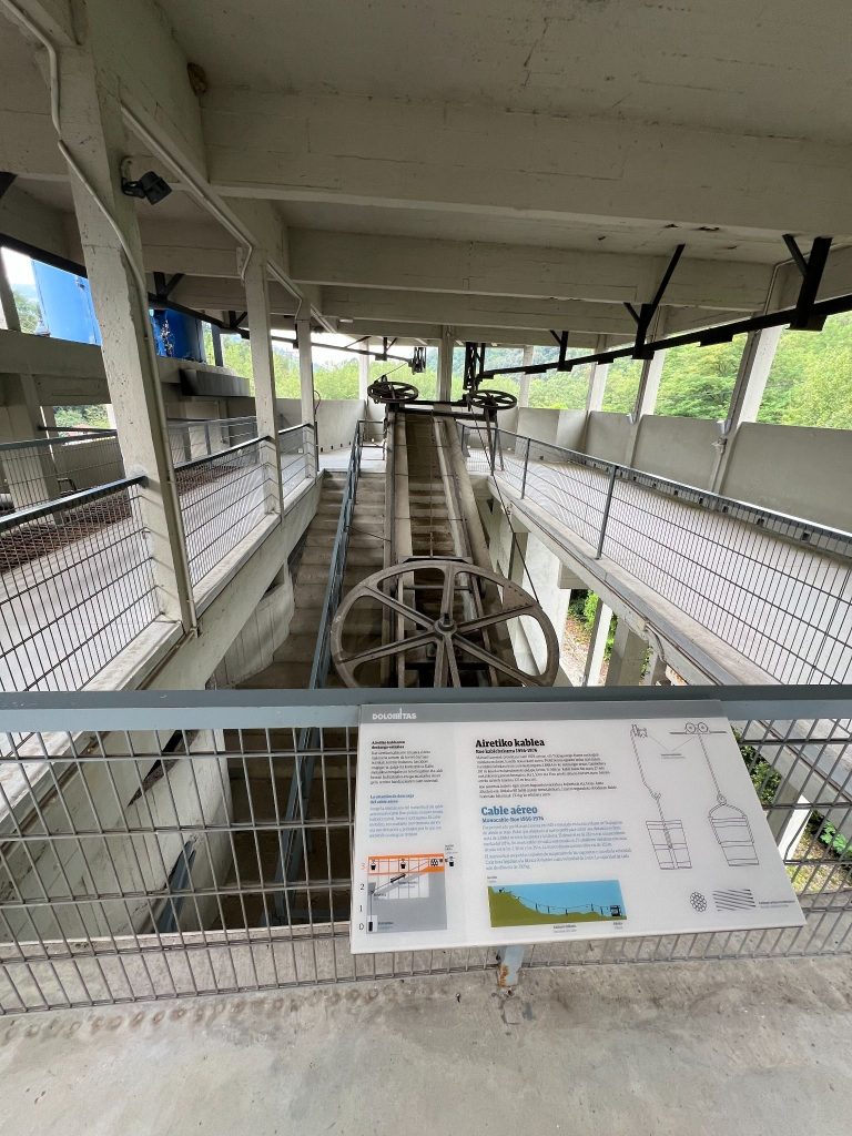 Interior de la antigua fábrica de Dolomitas, durante la visita por el Museo de Dolimitas.