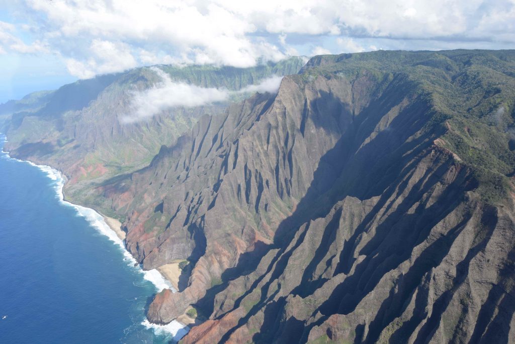 Vistas de la Napali Coas desde el aire. El tour en avioneta o helicóptero es un imprescindible que hacer en Kauai.