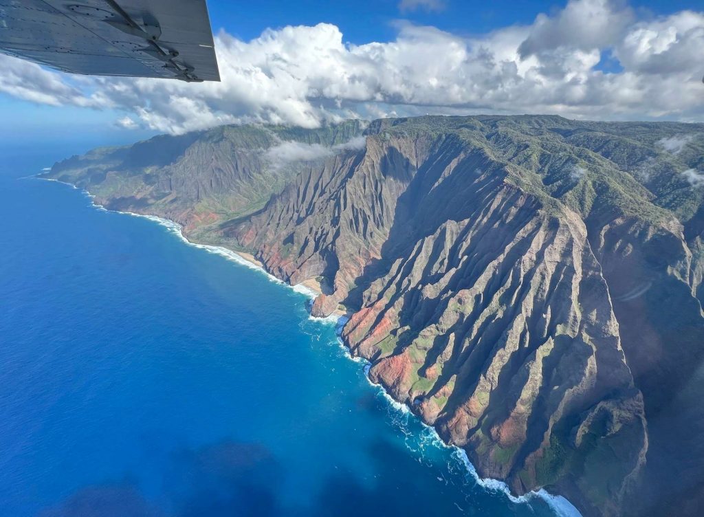 Vistas de la increíble Costa de Napali desde la avioneta,  un tour imprescindible que hacer en Kauai.