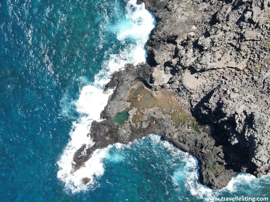 Vista aérea de las Olivine Pools, unas piscinas naturales de Maui muy bonitas.