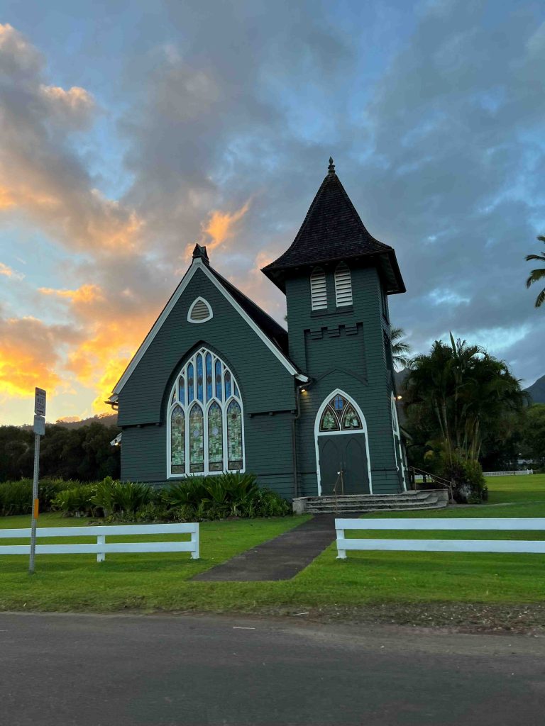 Iglesia de Hanalei al amanecer, en Kauai.