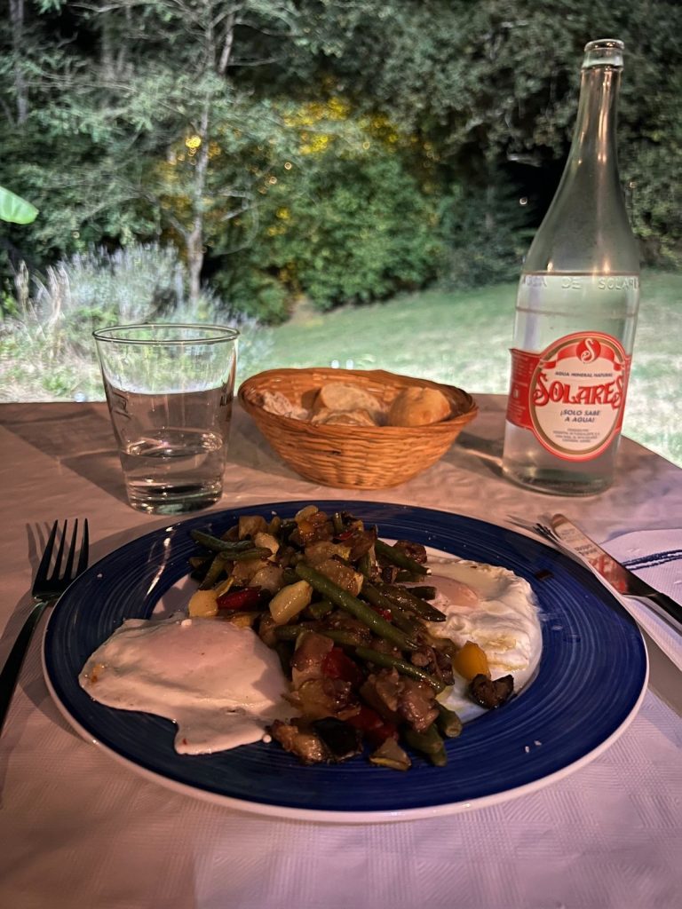 Cena veggie casera en la terraza de Casa Mendialai.