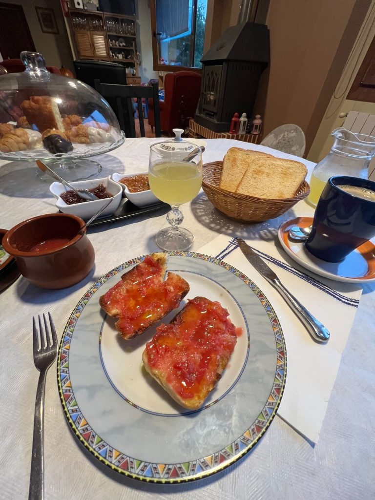 Desayuno super completo y casero de Casa Mendialai, nuestro alojamiento recomendado en Carranza
