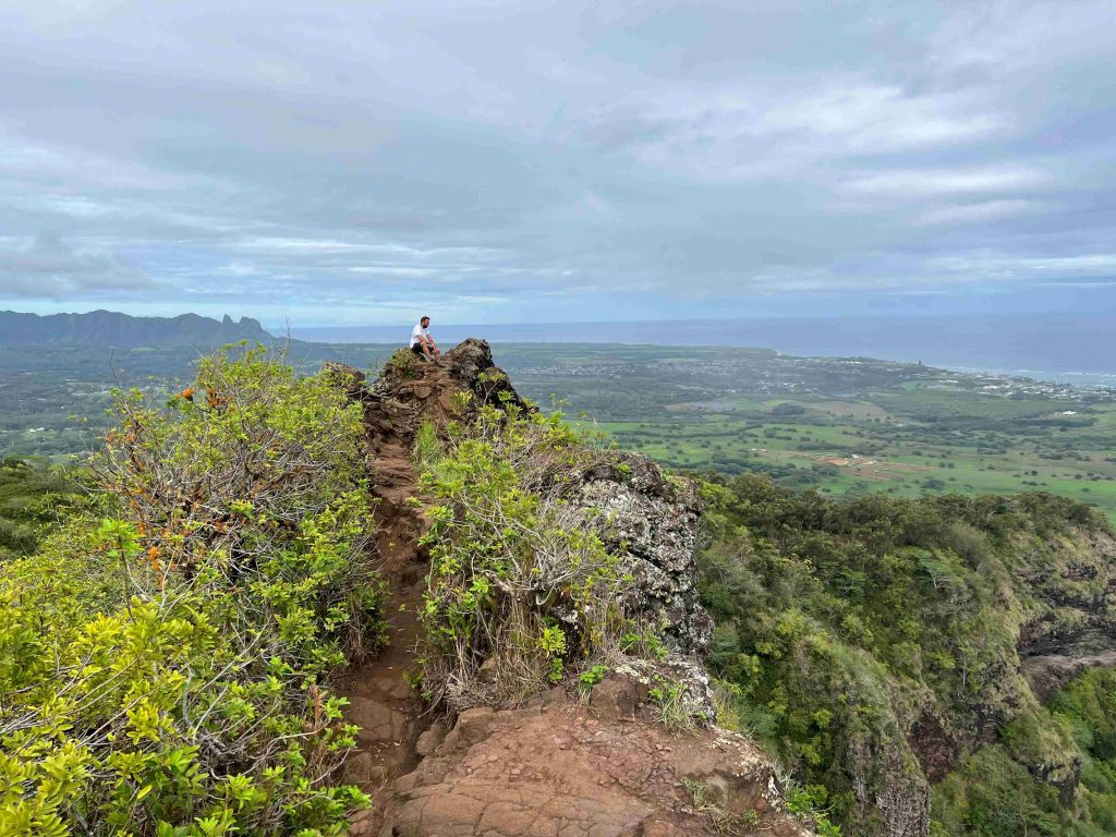 Vistas desde lo alto del Sleeping Giant Trail de Kauai, Hawaii.