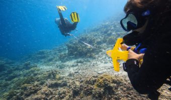 Dos buceadores tomando muestras de un transecto hecho en un arrecife de coral en una expedición científica en Maldivas de Biosphere Expeditions. Una de las mejores formas de viajar a Maldivas a la vez que aportas tu granito.