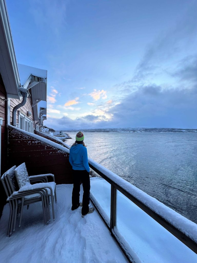 Disfrutando de un atardecer en la terraza de nuestro apartamento con vistas a un fiordo en los alrededores de Tromso.