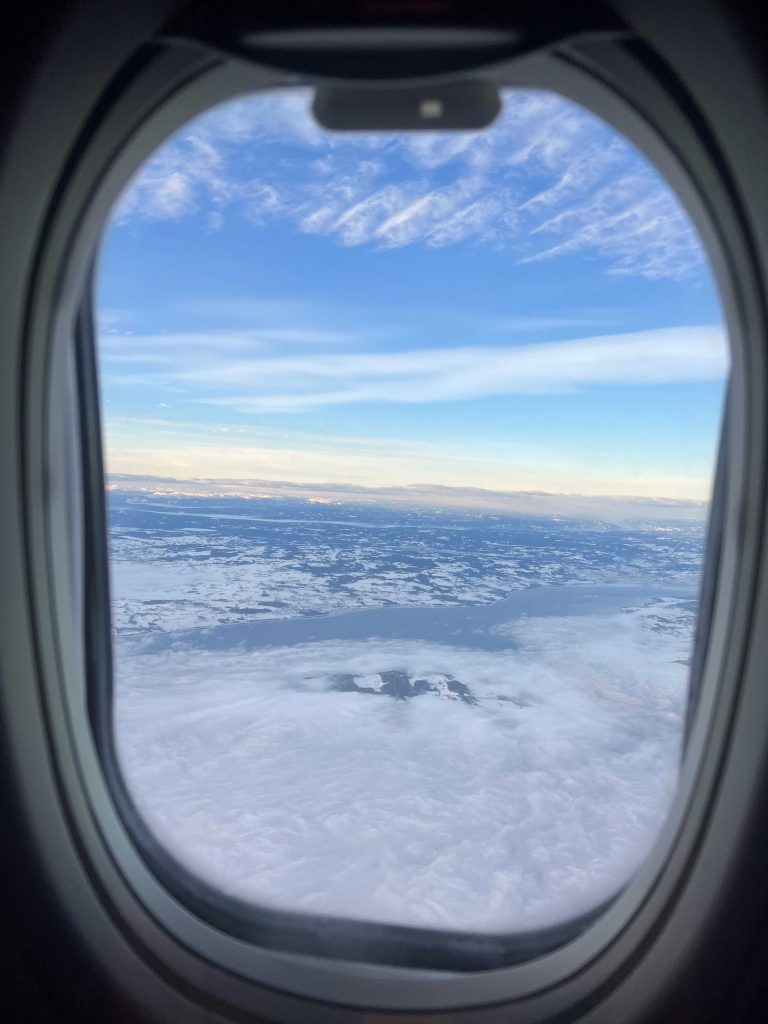 Al viajar a Tromso pasaréis en avión por paisajes nevados de película.