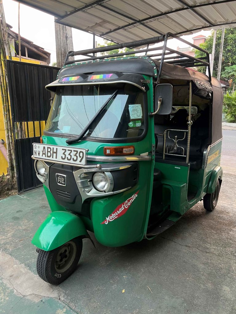 Tuktuk verde que nos ofrecieron de alquiler en Sri Lanka para poder viajar por libre este país.