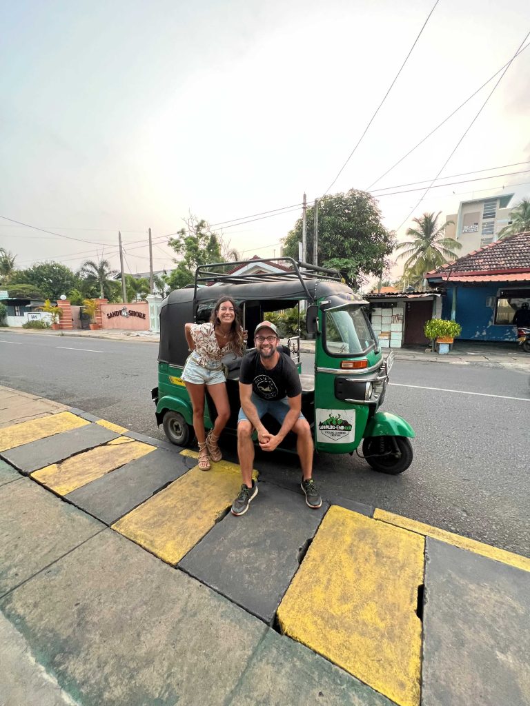 Nosotros con nuestro tuktuk alquilado para recorrer por libre Sri Lanka.