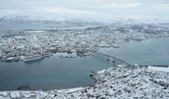 Vistas panorámicas de la ciudad de Tromso desde lo alto del teleférico.