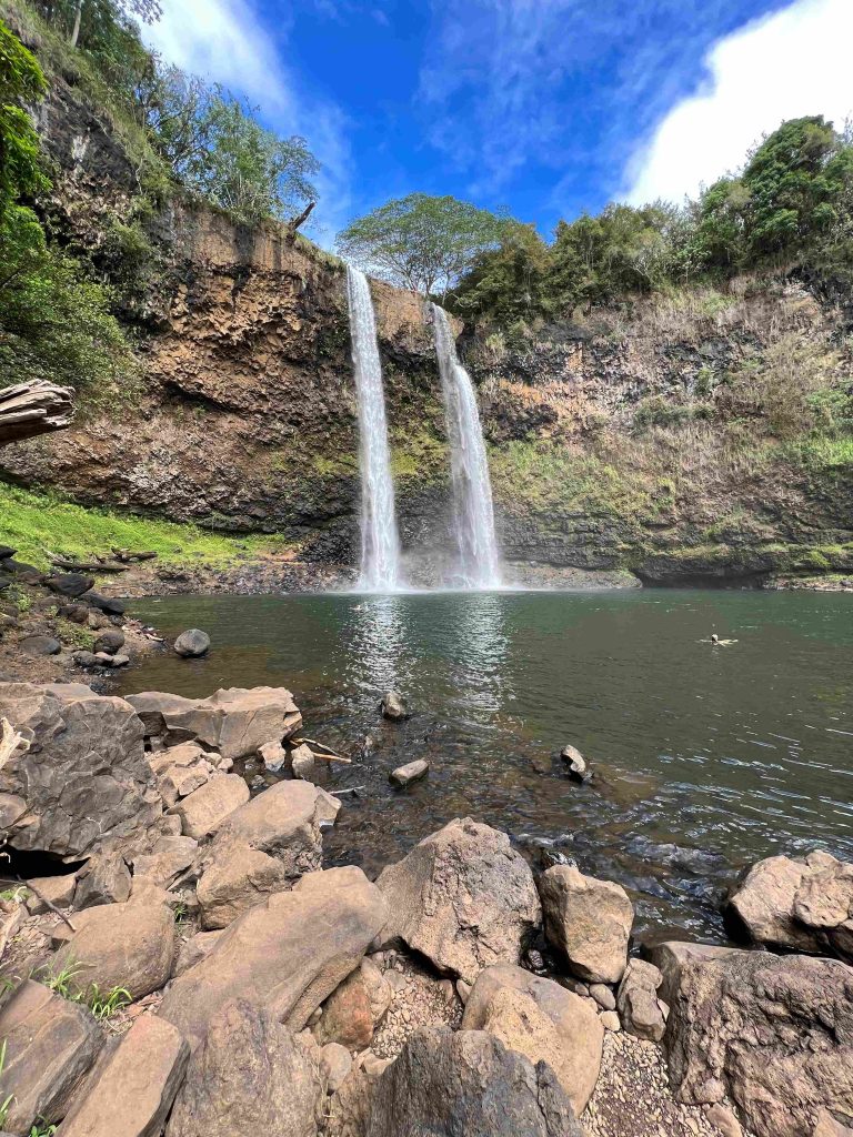 Wailua Falls una de las rutas y cascadas más interesantes que hacer en Kauai.