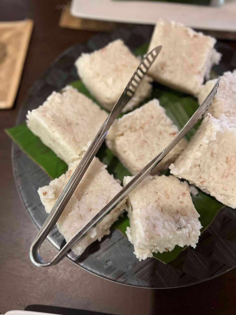 Arroz cocinada con leche de coco y servida en un tradicional desayuno ceilandés, es decir de Sri Lanka.