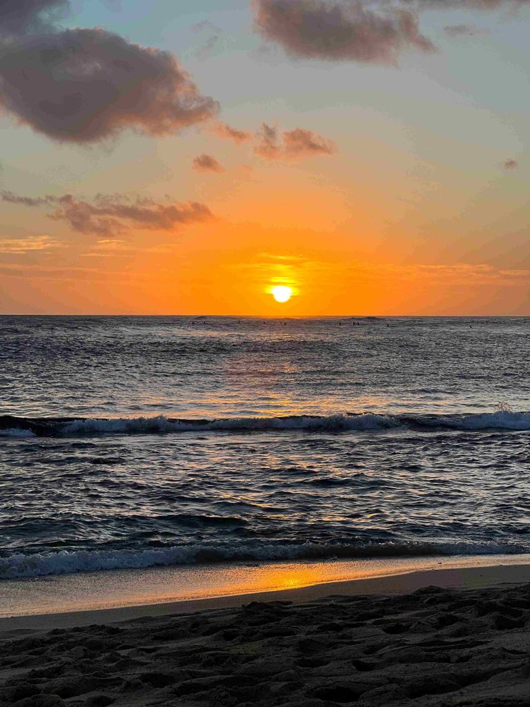 Atardecer en Poipu Beach, un imprescindible que hacer en Kauai.