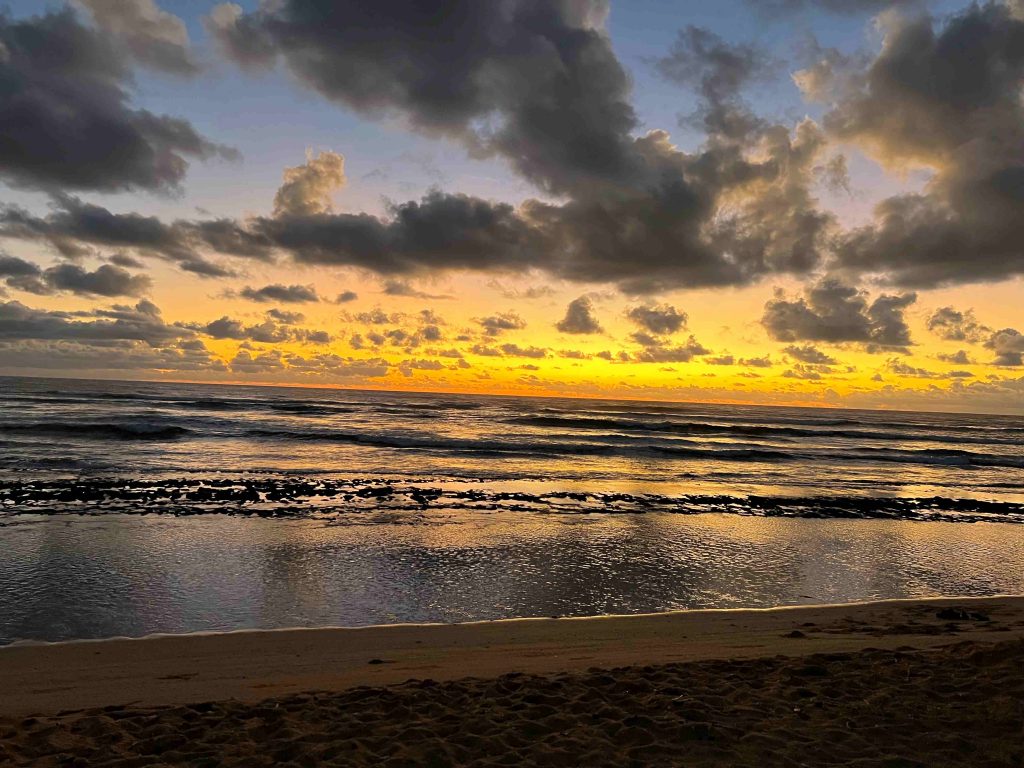 Atardecer en la playa de nuestro resort de Kauai.