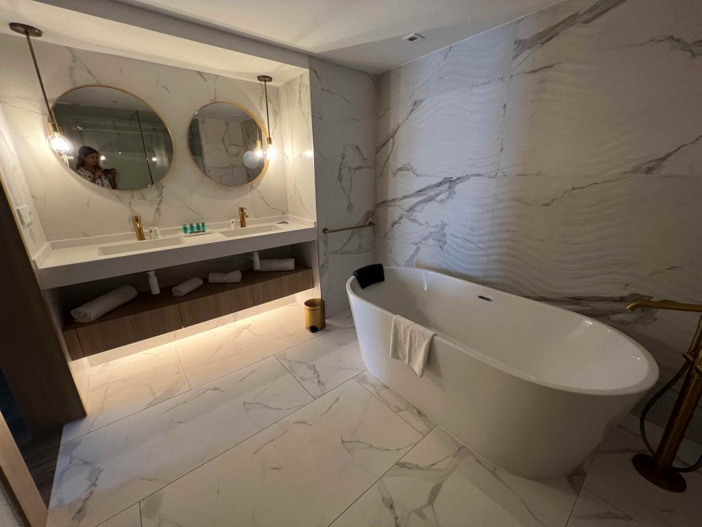 Baño de l'habitación tipo suite de L’Azure Hotel de Lloret de Mar.