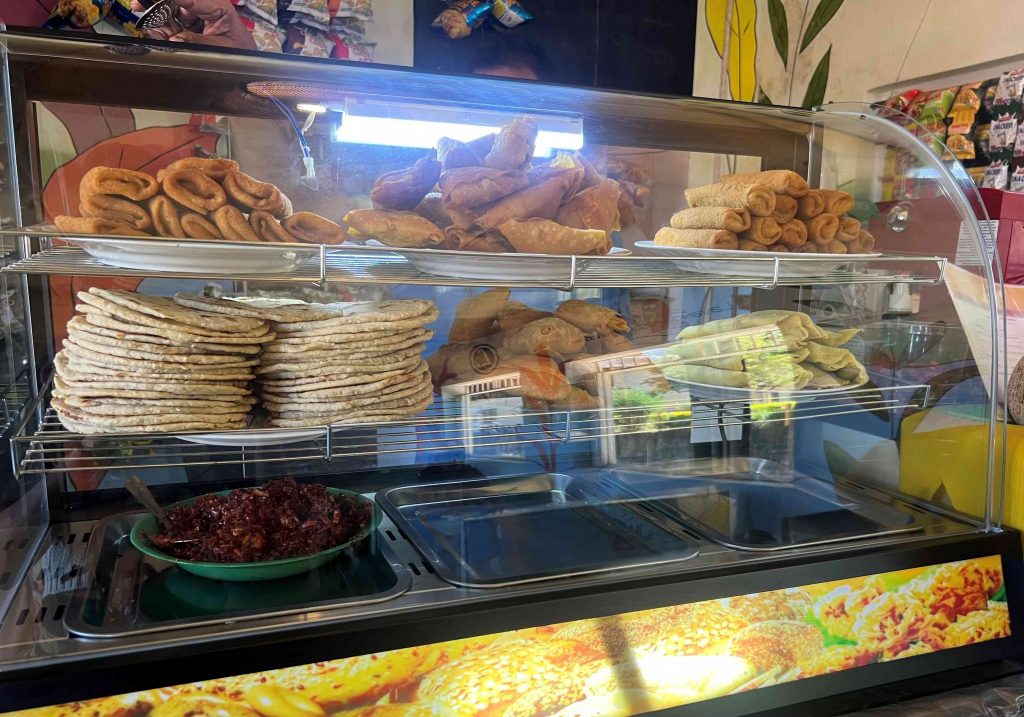 Puesto callejero de snacks típicos de la gastronomía de Sri Lanka.