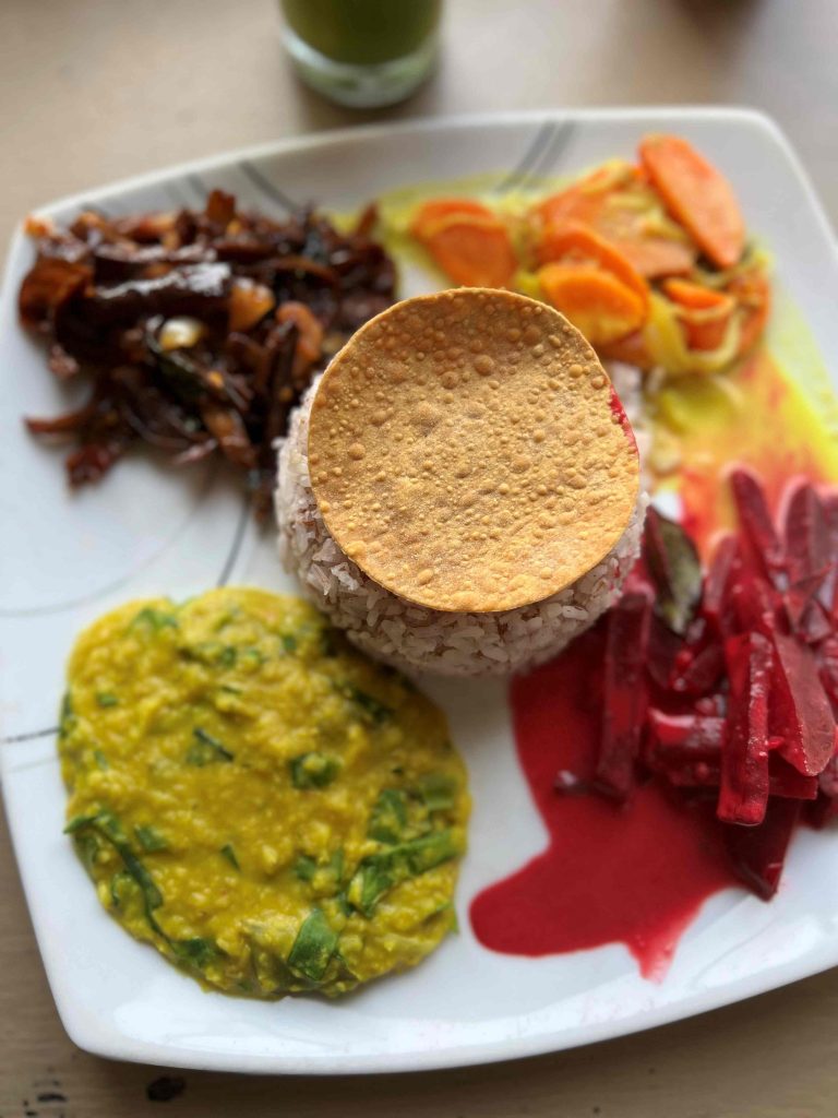 Variado de currys de verduras, uno de los platos más típicos de la gastronomía de Sri Lanka.