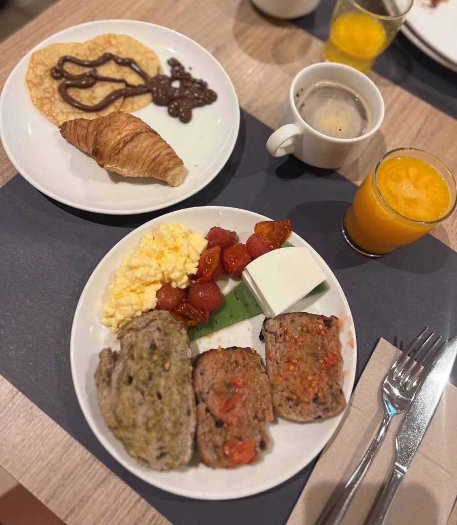 Impresionante desayuno en el buffet libre de L’Azure Hotel de Lloret de Mar.