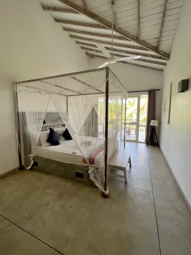 Habitación doble con terraza del Good Vibes Villas, uno de los mejores alojamientos de Unawatuna y por tanto uno de los lugares más recomendados para alojarse en Sri Lanka.