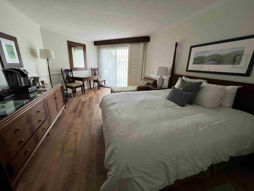 Habitación doble con nevera y terraza en nuestro alojamiento de Kauai, Hawaii.