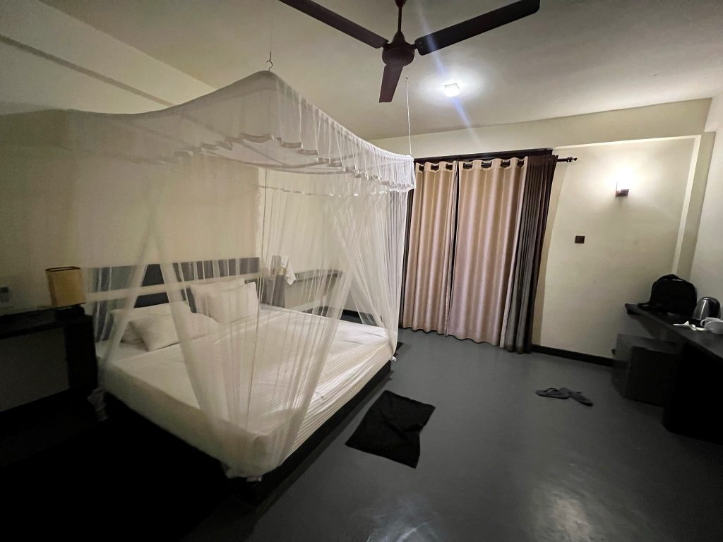 Habitación del Lankapura Heritage de Sigiriya, uno de los alojamientos más recomendados en los que alojarse en Sri Lanka.