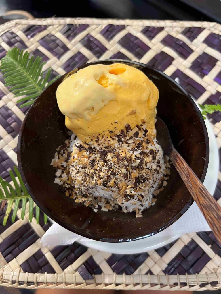 Helados de mango y de coco hechos con leche de mango.