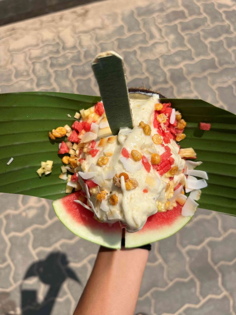 Helado de piña y coco servido dentro de una sandía.