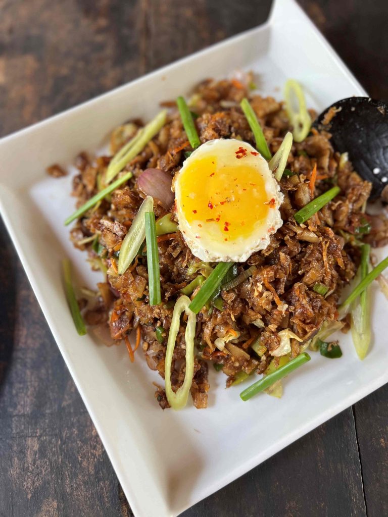 A menudo el kottu de verduras se sirve con huevo por encima.
