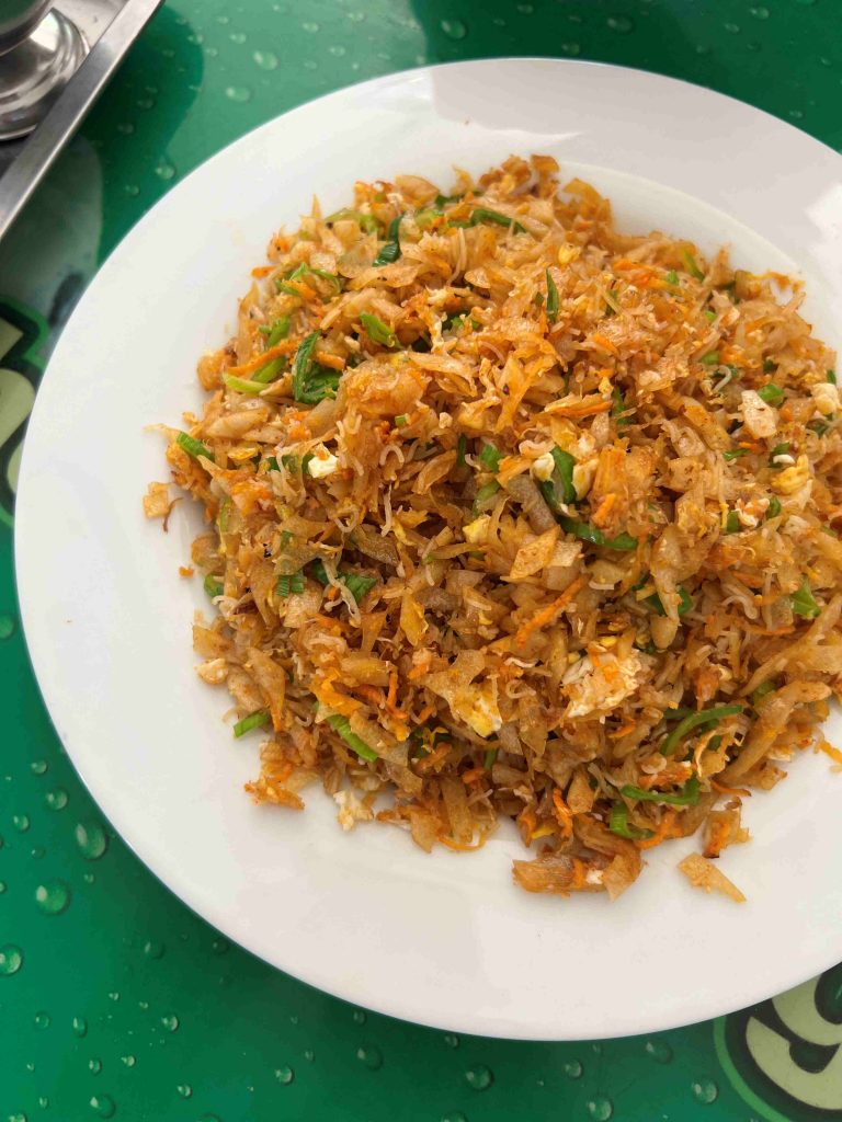 Kottu de verduras servido en un restaurante de gastronomía local de Sri Lanka.